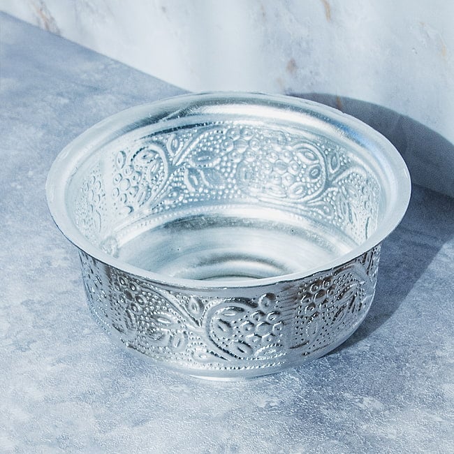 【6個セット】インド伝統唐草エンボスの脚付きアルミボウル 水盆 直径13cm 7 - 柔らかい金属のインド製品のため歪み、変色があります。