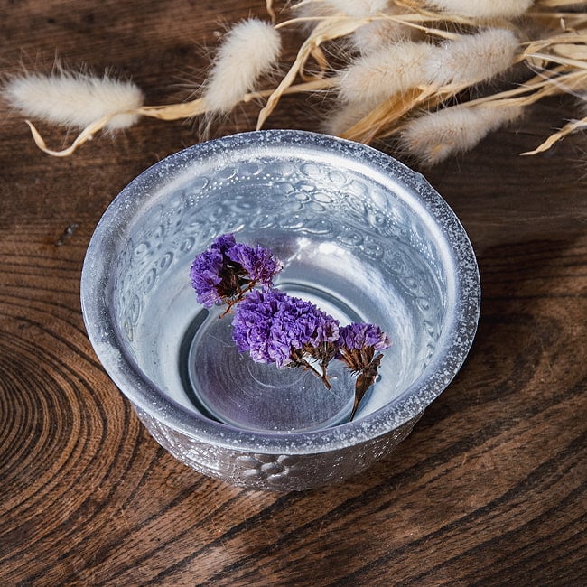 【6個セット】インド伝統唐草エンボスの脚付きアルミボウル 水盆 直径13cm 8 - 水盆としての使用例になります。