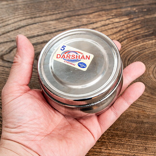 【6個セット】だいぶ大きめのステンレスのマサラケース・小物入れ 直径：8.5cm程度 7 - 手のひらサイズの大きめなマサラケースです。