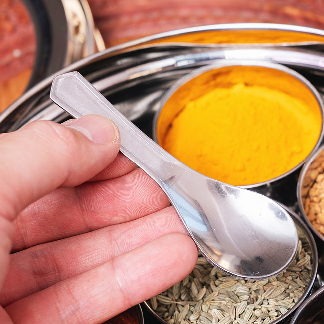 【6個セット】中身が見える！シースルー蓋の円形スパイスボックス　7種類のスパイスを入れられる[直径約19cm] 10 - 小さいスプーンが付属しています