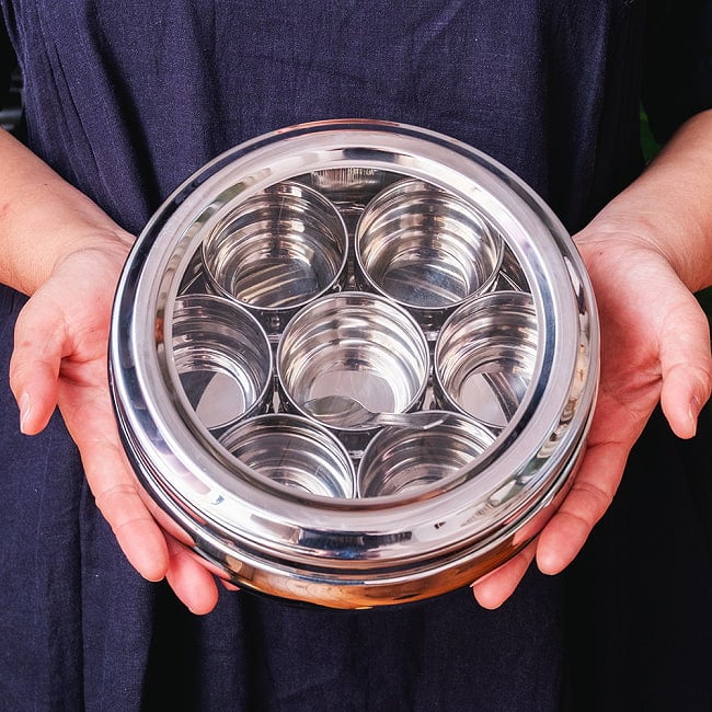 【6個セット】中身が見える！シースルー蓋の円形スパイスボックス　7種類のスパイスを入れられる[直径約19cm] 3 - このくらいのサイズ感になります