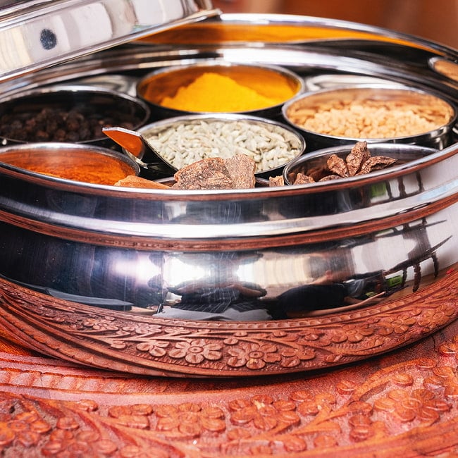 【6個セット】中身が見える！シースルー蓋の円形スパイスボックス　7種類のスパイスを入れられる[直径約19cm] 8 - 側面の写真です