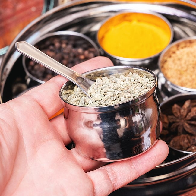 【6個セット】中身が見える！シースルー蓋の円形スパイスボックス　7種類のスパイスを入れられる[直径約19cm] 9 - 中の小皿はこのくらいのサイズ感