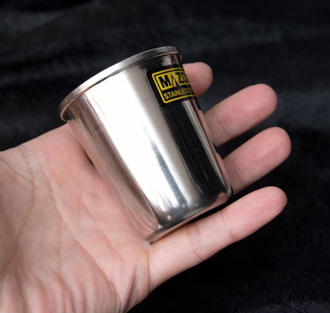 【12個セット】涼しげな音の鳴る ステンレスのチャイカップ [直径5.6cm×高さ6.5cm] 7 - 大きさを感じて頂く為、手に持ってみました。