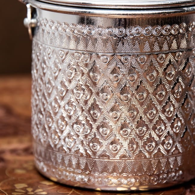 【送料無料・4個セット】タイの飾りつきエンボス・アルミジャー - 800cc 3 - 光の加減でエンボスが輝き、とても存在感があります。