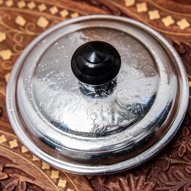 【送料無料・4個セット】タイの飾りつきエンボス・アルミジャー - 800cc 5 - フタにもうっすらとエンボス加工がされています。