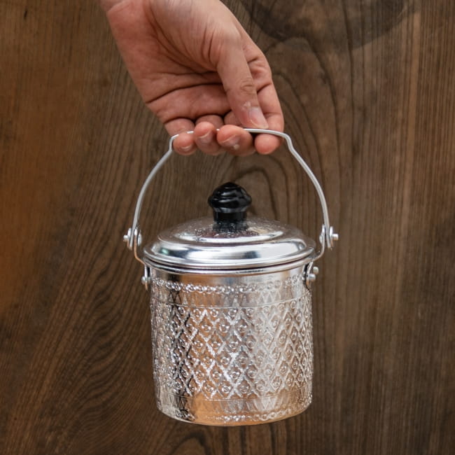 【送料無料・4個セット】タイの飾りつきエンボス・アルミジャー - 800cc 9 - 手に取るとこれくらいの大きさです。