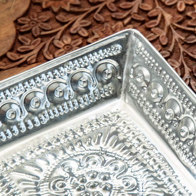 【4個セット】バリのアルミスクエアトレイ 手打ち細工が美しい - 14cm x 14cm 3 - 一つ一つ丁寧に手打ち細工が施されています。