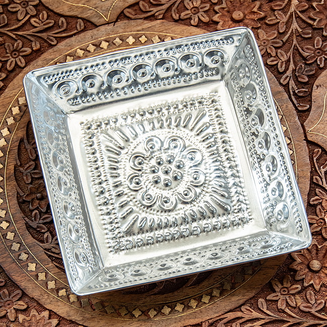【4個セット】バリのアルミスクエアトレイ 手打ち細工が美しい - 14cm x 14cm 4 - 上からの俯瞰図です。