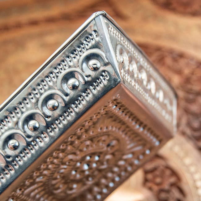 【4個セット】バリのアルミスクエアトレイ 手打ち細工が美しい - 14cm x 14cm 5 - 角の部分を見てみました。