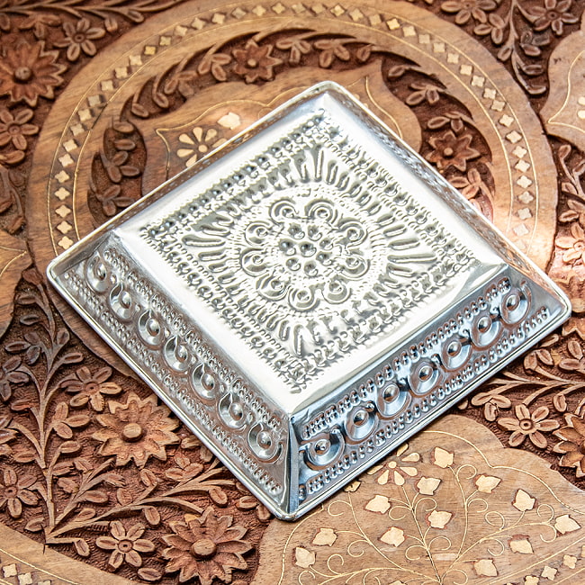【4個セット】バリのアルミスクエアトレイ 手打ち細工が美しい - 14cm x 14cm 6 - 底面を見てみました。