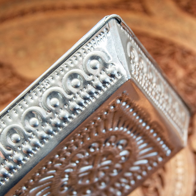 【4個セット】バリのアルミスクエアトレイ 手打ち細工が美しい - 16cm x 16cm 5 - 角の部分を見てみました。
