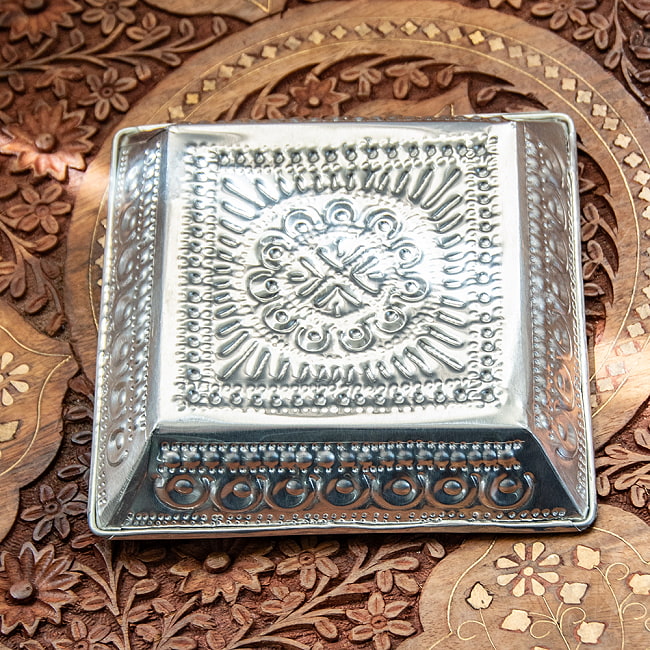 【4個セット】バリのアルミスクエアトレイ 手打ち細工が美しい - 16cm x 16cm 6 - 底面を見てみました。