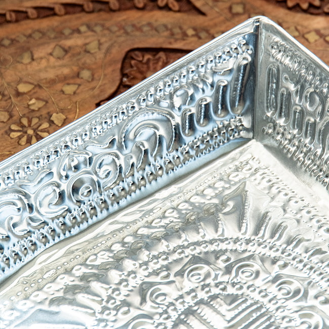 【4個セット】バリのアルミスクエアトレイ 手打ち細工が美しい - 24cm x 24cm 3 - 一つ一つ丁寧に手打ち細工が施されています。