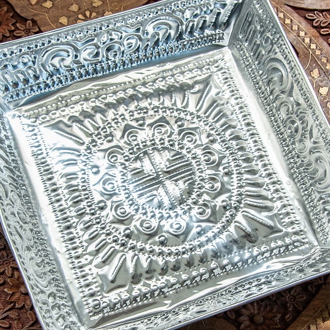 【4個セット】バリのアルミスクエアトレイ 手打ち細工が美しい - 24cm x 24cm 4 - 上からの俯瞰図です。
