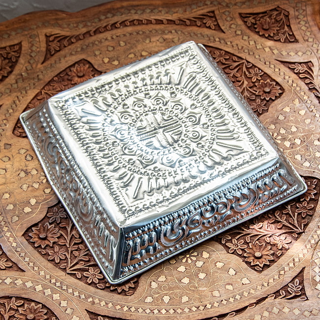 【4個セット】バリのアルミスクエアトレイ 手打ち細工が美しい - 24cm x 24cm 6 - 底面を見てみました。