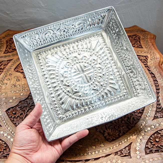 【4個セット】バリのアルミスクエアトレイ 手打ち細工が美しい - 24cm x 24cm 7 - 手で持つとこれくらいの大きさです。とても軽いので、複数枚重ねても持ち運びがとても楽です！