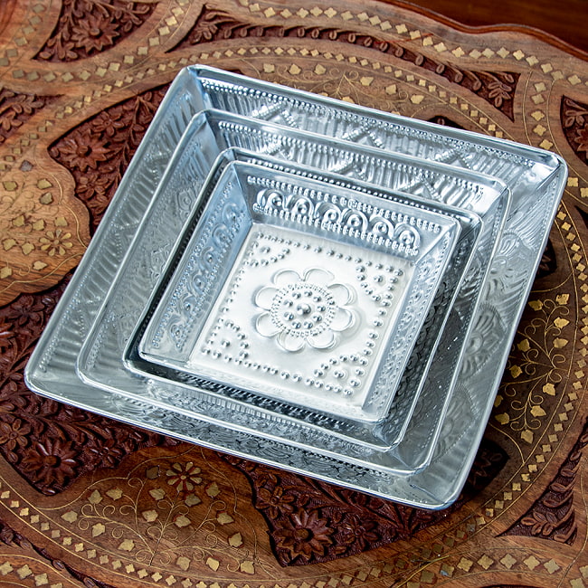 【4個セット】バリのアルミスクエアトレイ 手打ち細工が美しい - 24cm x 24cm 9 - 様々なサイズを重ねて見ました。