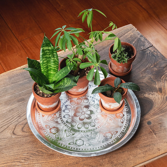 【4個セット】アンティーク調　インド伝統唐草エンボスのアルミターリー【直径：31cm】 10 - 食器として以外でも、店舗のディスプレイ用、植木鉢の台としてなどさまざまな用途へご使用いただけます。