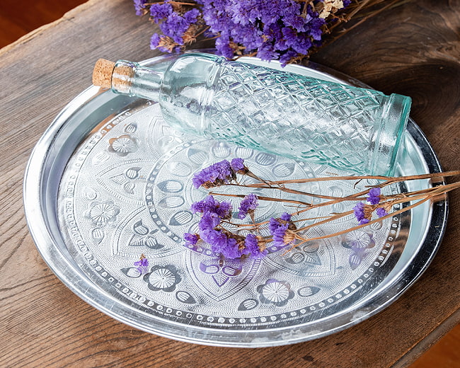 【4個セット】アンティーク調　インド伝統唐草エンボスのアルミターリー【直径：31cm】 11 - アンティーク調でとても素敵な雰囲気です。