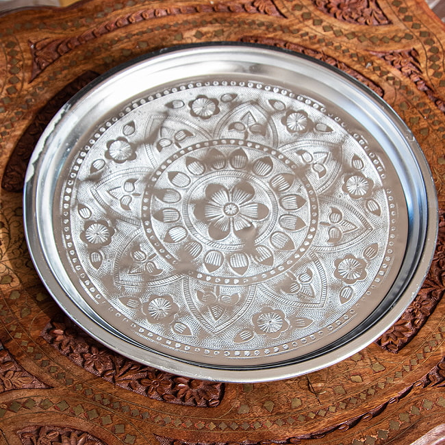 【4個セット】アンティーク調　インド伝統唐草エンボスのアルミターリー【直径：31cm】 3 - 角度を変えてみてみました。軽いですが、適度な厚みがありしっかりしています。