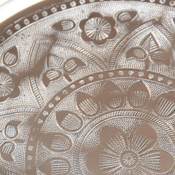 【4個セット】アンティーク調　インド伝統唐草エンボスのアルミターリー【直径：31cm】 - サブ4