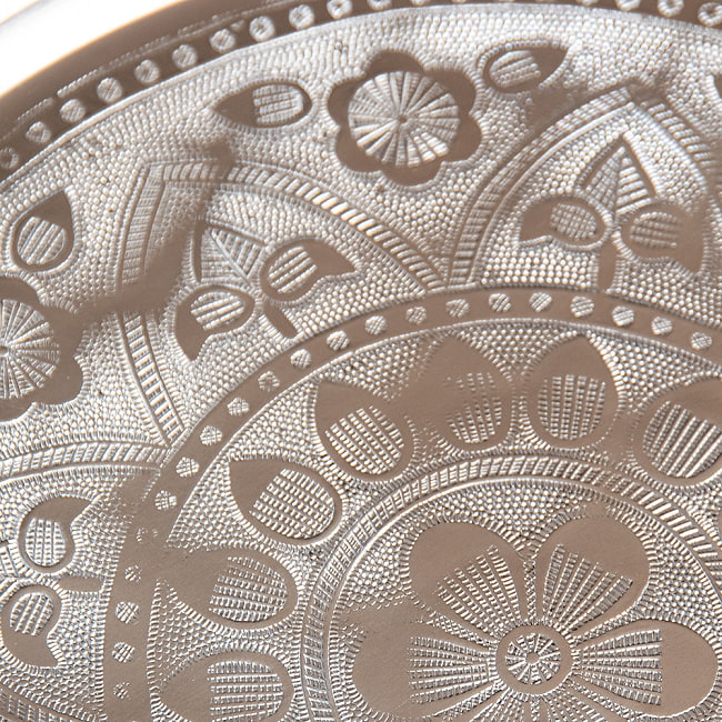 【4個セット】アンティーク調　インド伝統唐草エンボスのアルミターリー【直径：31cm】 4 - 艶やかな唐草模様が配されています。