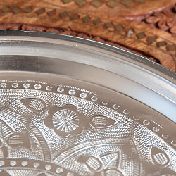 【4個セット】アンティーク調　インド伝統唐草エンボスのアルミターリー【直径：31cm】 - サブ5