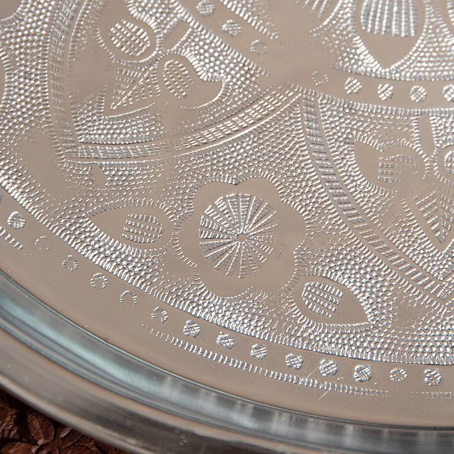 【4個セット】アンティーク調　インド伝統唐草エンボスのアルミターリー【直径：31cm】 6 - 模様がインドらしいですね