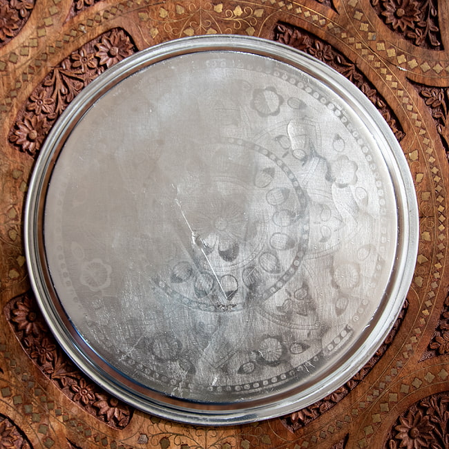 【4個セット】アンティーク調　インド伝統唐草エンボスのアルミターリー【直径：31cm】 7 - 裏面です