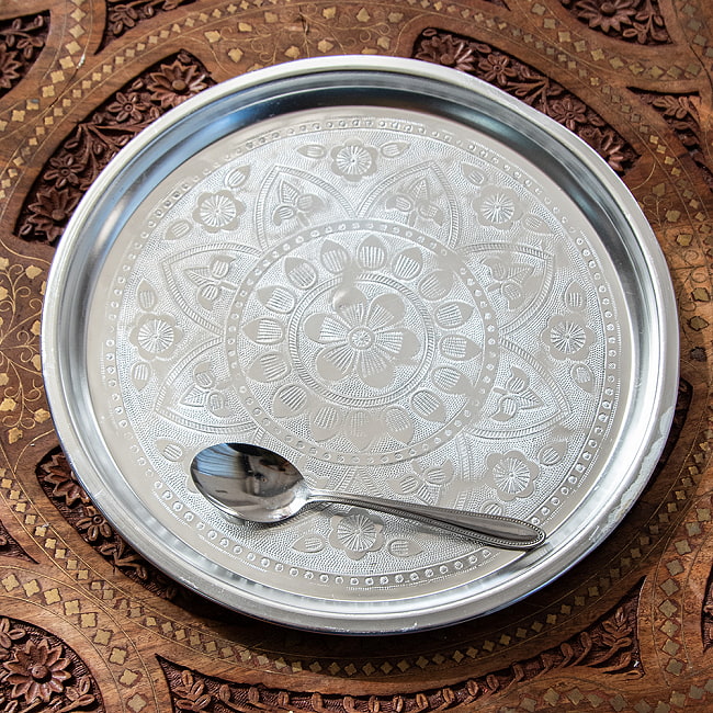 【4個セット】アンティーク調　インド伝統唐草エンボスのアルミターリー【直径：31cm】 8 - 一般的なカレースプーンとの比較写真になります。