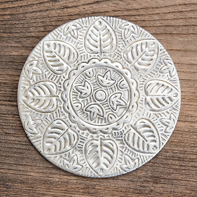 【4個セット】ムスリム職人の手仕事が息づく アルミコースター シンメトリーフラワー 3 - 真上から見てみました。