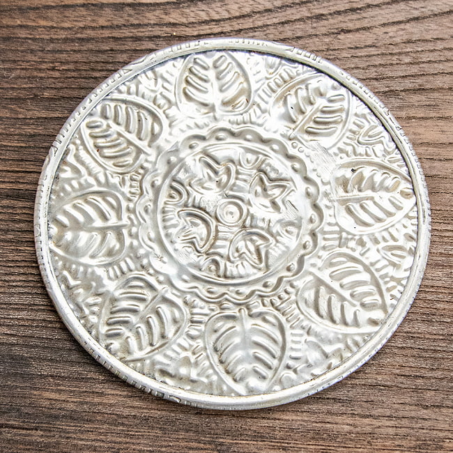 【4個セット】ムスリム職人の手仕事が息づく アルミコースター シンメトリーフラワー 6 - 裏面を見てみました。