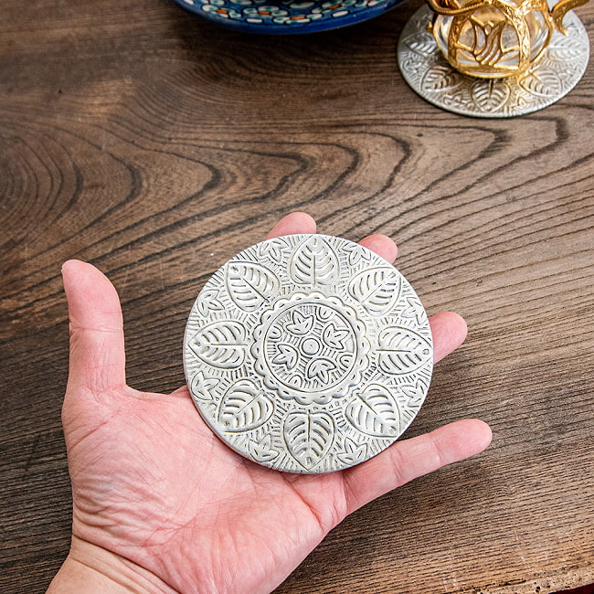 【4個セット】ムスリム職人の手仕事が息づく アルミコースター シンメトリーフラワー 7 - 直径10cmの使いやすいサイズです。