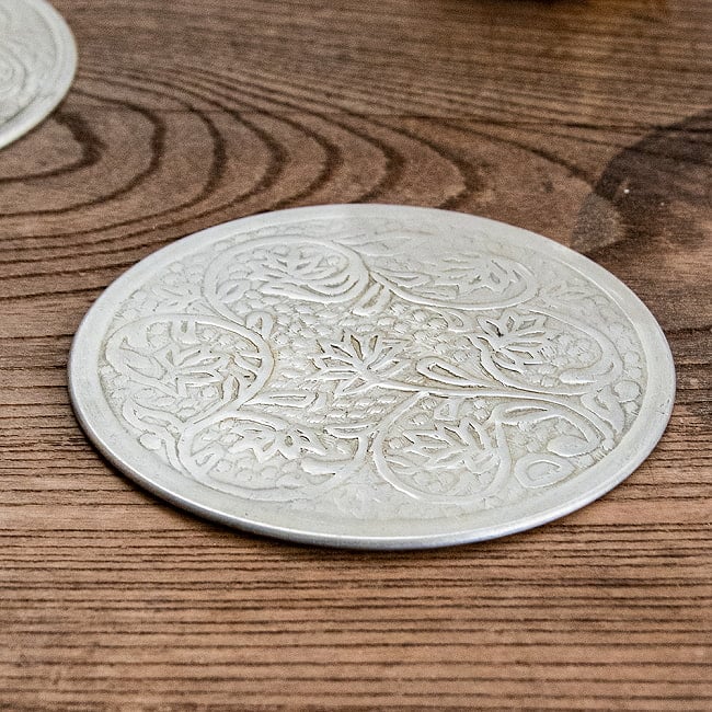 【4個セット】ムスリム職人の手仕事が息づく アルミコースター 唐草 5 - 真上から見てみました。