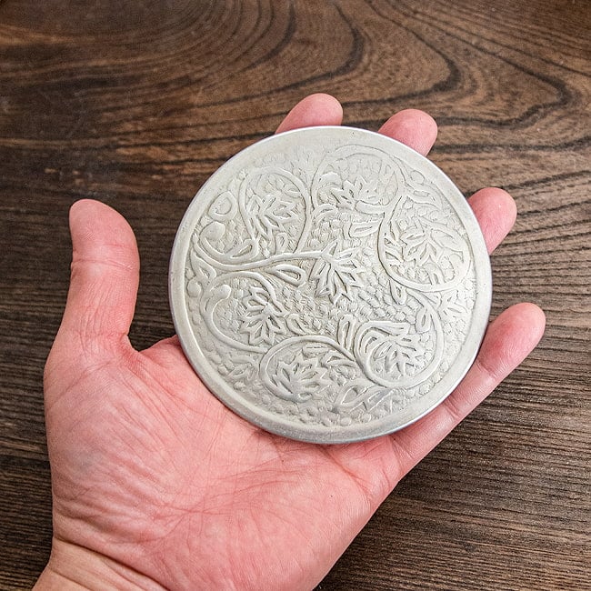 【4個セット】ムスリム職人の手仕事が息づく アルミコースター 唐草 7 - 直径10cmの使いやすいサイズです。