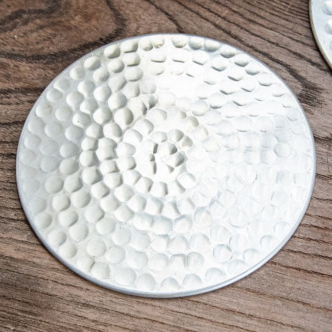 【4個セット】ムスリム職人の手仕事が息づく アルミコースター 槌目仕上げ 4 - 細かな装飾が魅力的です。