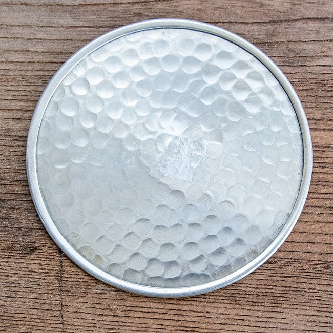 【4個セット】ムスリム職人の手仕事が息づく アルミコースター 槌目仕上げ 6 - 裏面を見てみました。