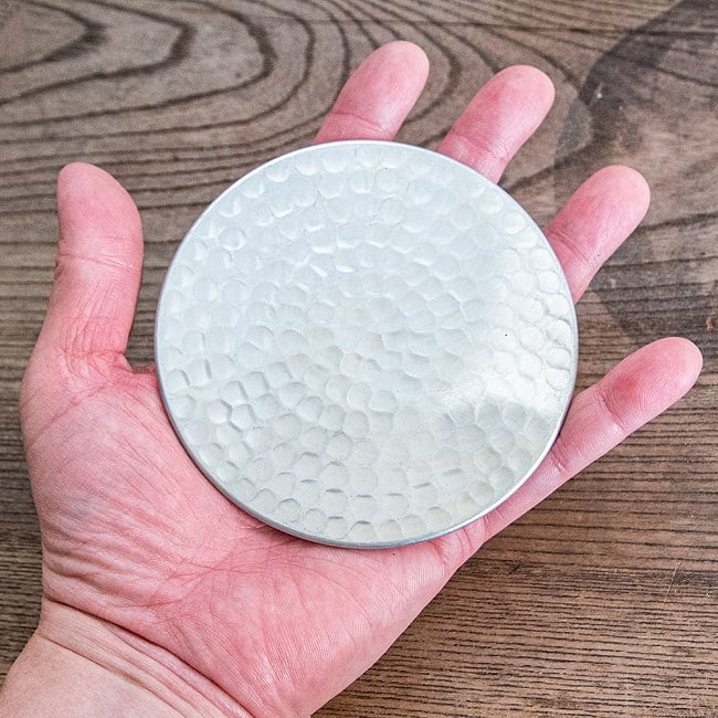 【4個セット】ムスリム職人の手仕事が息づく アルミコースター 槌目仕上げ 7 - 直径10cmの使いやすいサイズです。