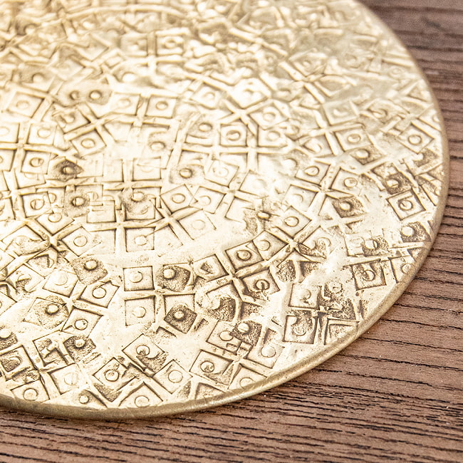 【4個セット】ムスリム職人の手仕事が息づく ブラスコースター ブロックパターン 6 - 細かな装飾が魅力的です。