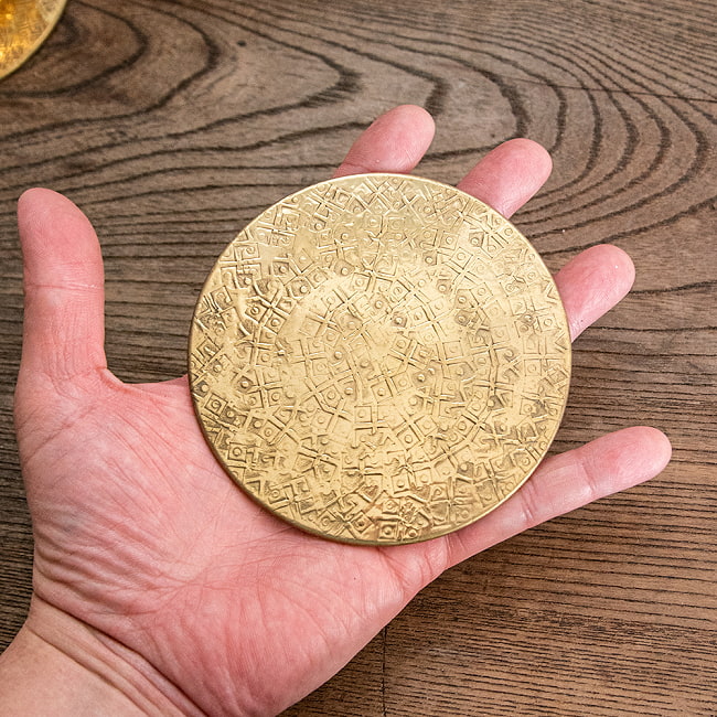 【4個セット】ムスリム職人の手仕事が息づく ブラスコースター ブロックパターン 7 - 直径10cmの使いやすいサイズです。