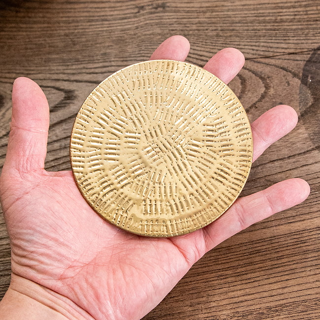 【4個セット】ムスリム職人の手仕事が息づく ブラスコースター 筋目仕上げ 7 - 直径10cmの使いやすいサイズです。