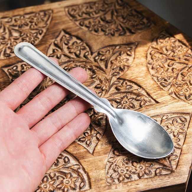 〔120本セット〕無骨さが魅力 タイのアンティークテイストなアルミスプーン〔約17.5cm〕 9 - このくらいのサイズ感になります