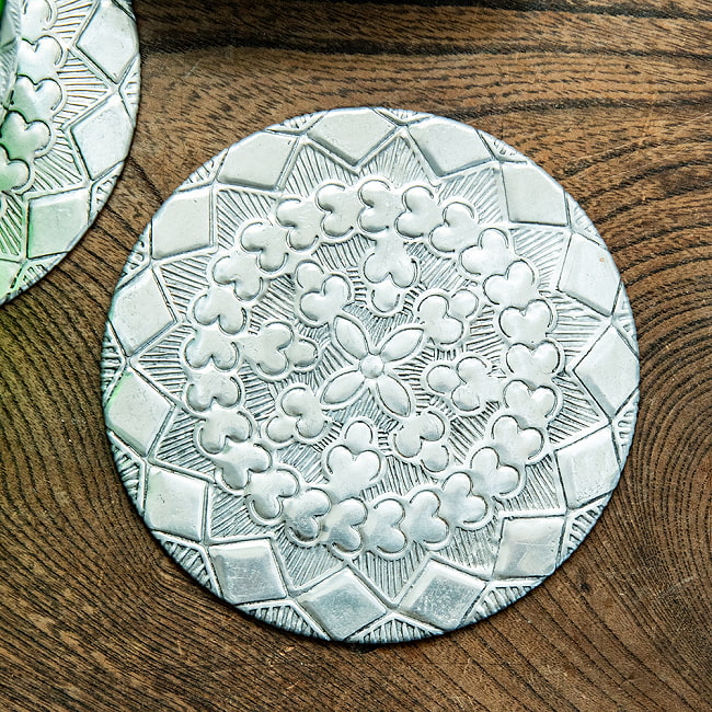 【4個セット】ムスリム職人の手仕事が息づく アルミコースター ハートフラワー 3 - 真上から見てみました。