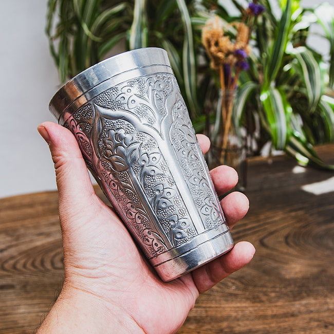 【4個セット】ムスリム職人の手仕事が息づく 薄彫り ラッシーグラス 高さ13.5cm程度 6 - 手に取るとこれくらいの大きさです。