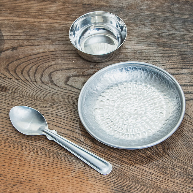 【4個セット】槌目仕上げのラウンドターリー アンティーク調のアルミ皿 小皿 直径：約15.5cm 4 - カレー小皿（直径9cm）とカレースプーンとのサイズ比較になります。