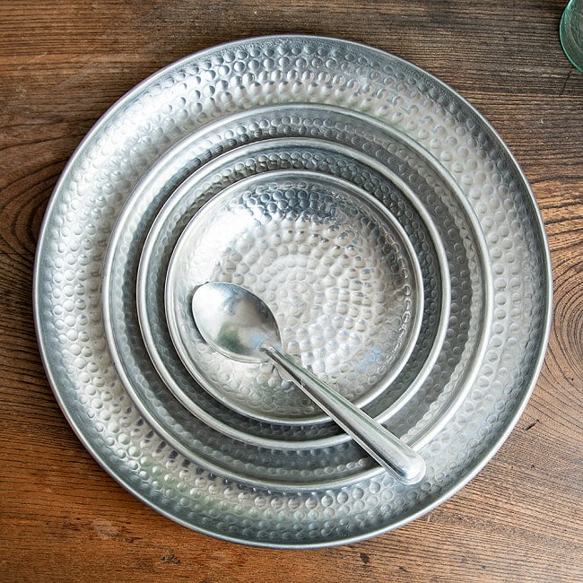 【4個セット】槌目仕上げのラウンドターリー アンティーク調のアルミ皿 小皿 直径：約15.5cm 8 - サイズの違う4種類を重ねてみました。