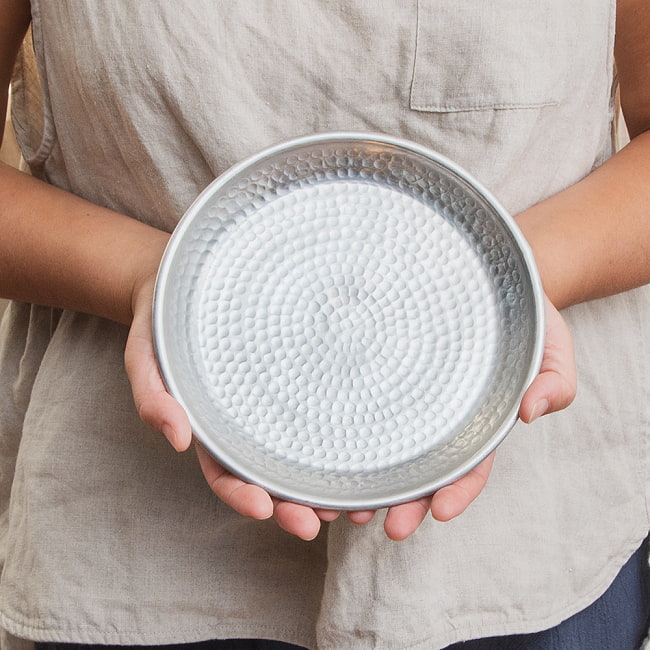 【2個セット】槌目仕上げのラウンドターリー アンティーク調のアルミ皿 中皿 直径：約19cm 3 - これくらいのサイズ感になります。