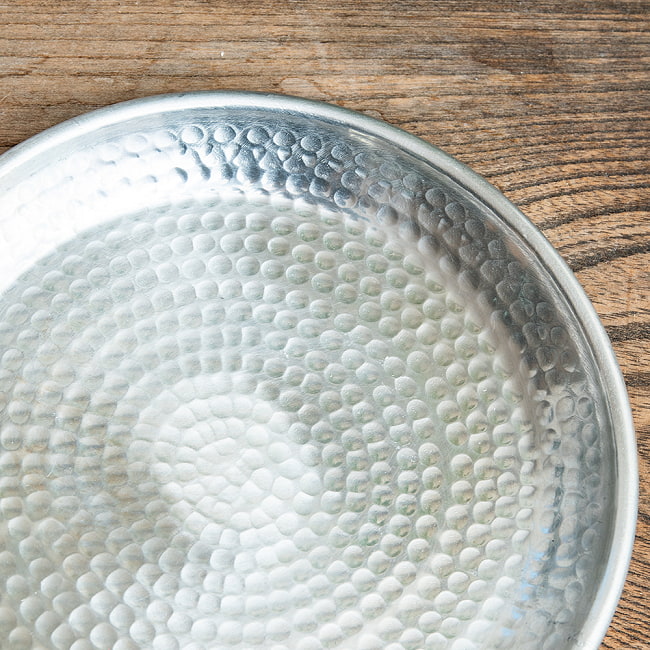 【2個セット】槌目仕上げのラウンドターリー アンティーク調のアルミ皿 中皿 直径：約19cm 5 - 細かな槌目模様が素敵ですね。