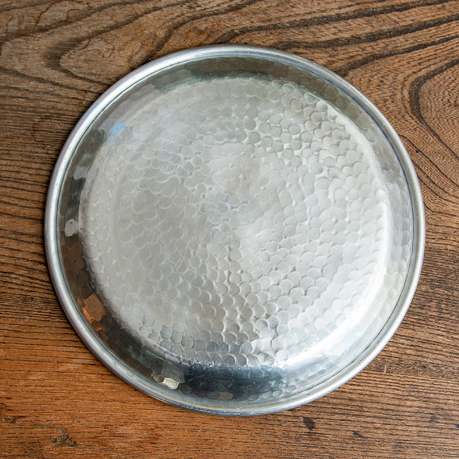 【2個セット】槌目仕上げのラウンドターリー アンティーク調のアルミ皿 中皿 直径：約19cm 7 - 裏面です。軽くて取り回ししやすいお皿です。